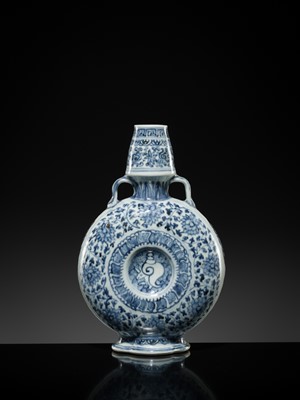Lot 13 - A FINE AND RARE BLUE AND WHITE MOONFLASK, BIANHU, MING DYNASTY, 15TH CENTURY
