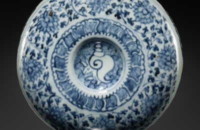 Lot 13 - A FINE AND RARE BLUE AND WHITE MOONFLASK, BIANHU, MING DYNASTY, 15TH CENTURY