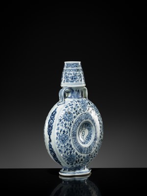Lot 13 - A FINE AND RARE BLUE AND WHITE MOONFLASK, BIANHU, MING DYNASTY, 15TH CENTURY