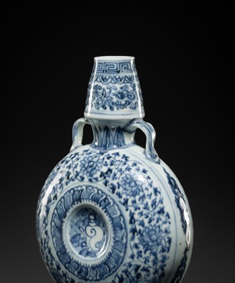 Lot 13 - A FINE AND RARE BLUE AND WHITE MOONFLASK, BIANHU, MING DYNASTY, 15TH CENTURY