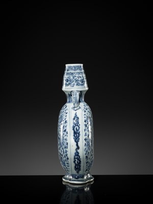 Lot 13 - A FINE AND RARE BLUE AND WHITE MOONFLASK, BIANHU, MING DYNASTY, 15TH CENTURY