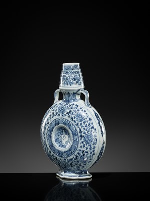 Lot 13 - A FINE AND RARE BLUE AND WHITE MOONFLASK, BIANHU, MING DYNASTY, 15TH CENTURY