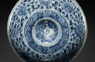 Lot 13 - A FINE AND RARE BLUE AND WHITE MOONFLASK, BIANHU, MING DYNASTY, 15TH CENTURY