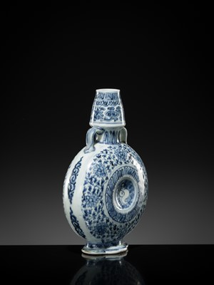 Lot 13 - A FINE AND RARE BLUE AND WHITE MOONFLASK, BIANHU, MING DYNASTY, 15TH CENTURY