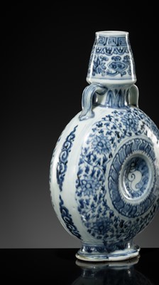 Lot 13 - A FINE AND RARE BLUE AND WHITE MOONFLASK, BIANHU, MING DYNASTY, 15TH CENTURY