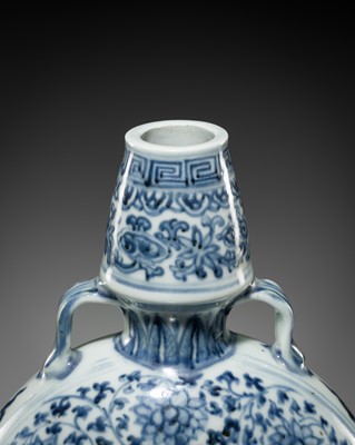Lot 13 - A FINE AND RARE BLUE AND WHITE MOONFLASK, BIANHU, MING DYNASTY, 15TH CENTURY