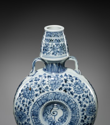 Lot 13 - A FINE AND RARE BLUE AND WHITE MOONFLASK, BIANHU, MING DYNASTY, 15TH CENTURY
