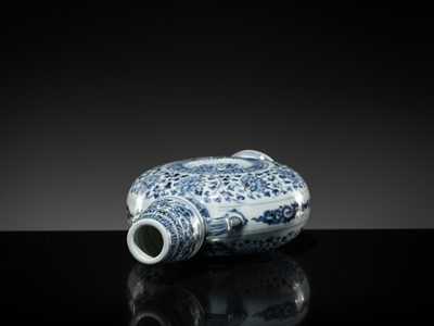 Lot 13 - A FINE AND RARE BLUE AND WHITE MOONFLASK, BIANHU, MING DYNASTY, 15TH CENTURY