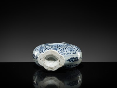 Lot 13 - A FINE AND RARE BLUE AND WHITE MOONFLASK, BIANHU, MING DYNASTY, 15TH CENTURY