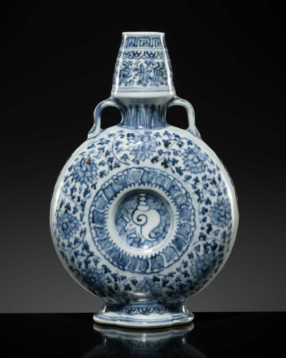 Lot 13 - A FINE AND RARE BLUE AND WHITE MOONFLASK, BIANHU, MING DYNASTY, 15TH CENTURY