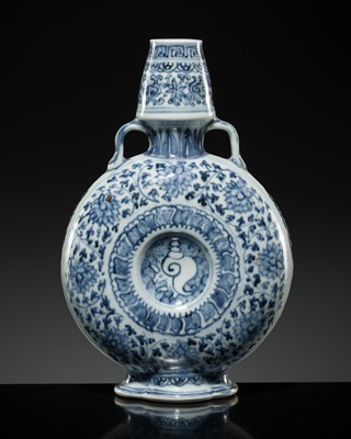 Lot 13 - A FINE AND RARE BLUE AND WHITE MOONFLASK, BIANHU, MING DYNASTY, 15TH CENTURY