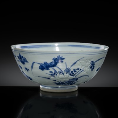 Lot 174 - A CARVED BLUE AND WHITE ‘FLORAL’ BOWL, TRANSITIONAL PERIOD, FROM THE HATCHER CARGO