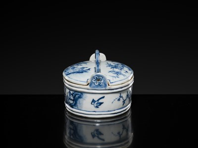 Lot 177 - A BLUE AND WHITE BUTTER DISH AND COVER, QIANLONG PERIOD, FROM THE NANKING CARGO