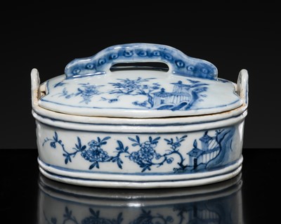 Lot 177 - A BLUE AND WHITE BUTTER DISH AND COVER, QIANLONG PERIOD, FROM THE NANKING CARGO