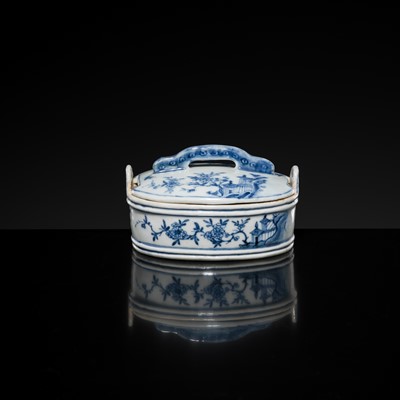 Lot 177 - A BLUE AND WHITE BUTTER DISH AND COVER, QIANLONG PERIOD, FROM THE NANKING CARGO