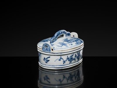 Lot 177 - A BLUE AND WHITE BUTTER DISH AND COVER, QIANLONG PERIOD, FROM THE NANKING CARGO