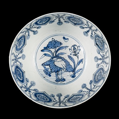 Lot 174 - A LARGE BLUE AND WHITE ‘KRAAK’ PORCELAIN ‘EGRET AND LOTUS’ BOWL, MING DYNASTY