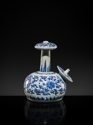 Lot 25 - A RARE BLUE AND WHITE DISKED KENDI, TRANSITIONAL PERIOD, FROM THE HATCHER CARGO