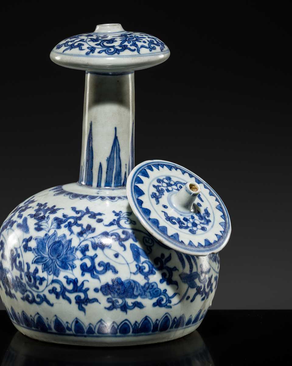 Lot 25 - A RARE BLUE AND WHITE DISKED KENDI, TRANSITIONAL PERIOD, FROM THE HATCHER CARGO