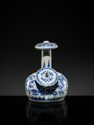 Lot 25 - A RARE BLUE AND WHITE DISKED KENDI, TRANSITIONAL PERIOD, FROM THE HATCHER CARGO