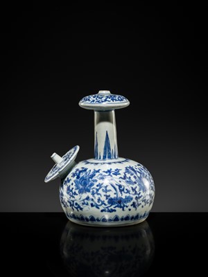 Lot 25 - A RARE BLUE AND WHITE DISKED KENDI, TRANSITIONAL PERIOD, FROM THE HATCHER CARGO