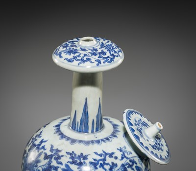 Lot 25 - A RARE BLUE AND WHITE DISKED KENDI, TRANSITIONAL PERIOD, FROM THE HATCHER CARGO