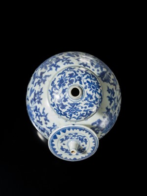 Lot 25 - A RARE BLUE AND WHITE DISKED KENDI, TRANSITIONAL PERIOD, FROM THE HATCHER CARGO