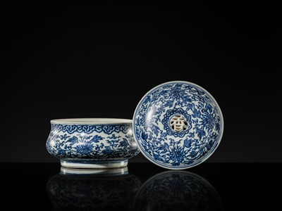 Lot 24 - A RARE BLUE AND WHITE BOMBÉ ‘XIANG’ CENSER AND COVER, TRANSITIONAL PERIOD, FROM THE HATCHER CARGO