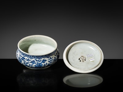 Lot 24 - A RARE BLUE AND WHITE BOMBÉ ‘XIANG’ CENSER AND COVER, TRANSITIONAL PERIOD, FROM THE HATCHER CARGO