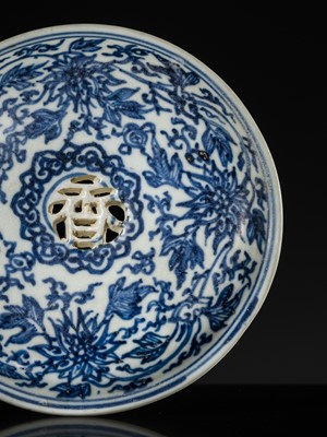 Lot 24 - A RARE BLUE AND WHITE BOMBÉ ‘XIANG’ CENSER AND COVER, TRANSITIONAL PERIOD, FROM THE HATCHER CARGO