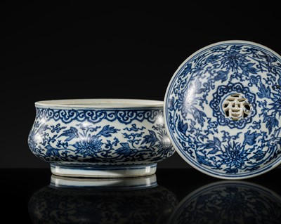 Lot 24 - A RARE BLUE AND WHITE BOMBÉ ‘XIANG’ CENSER AND COVER, TRANSITIONAL PERIOD, FROM THE HATCHER CARGO