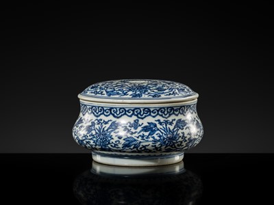 Lot 24 - A RARE BLUE AND WHITE BOMBÉ ‘XIANG’ CENSER AND COVER, TRANSITIONAL PERIOD, FROM THE HATCHER CARGO