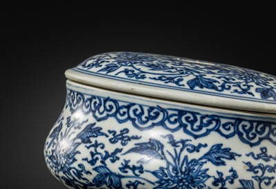 Lot 24 - A RARE BLUE AND WHITE BOMBÉ ‘XIANG’ CENSER AND COVER, TRANSITIONAL PERIOD, FROM THE HATCHER CARGO