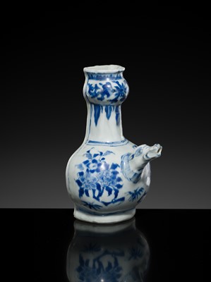 Lot 171 - A BLUE AND WHITE FLATBACK KENDI, TRANSITIONAL PERIOD, FROM THE HATCHER CARGO