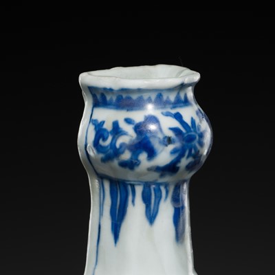 Lot 171 - A BLUE AND WHITE FLATBACK KENDI, TRANSITIONAL PERIOD, FROM THE HATCHER CARGO