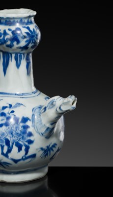 Lot 171 - A BLUE AND WHITE FLATBACK KENDI, TRANSITIONAL PERIOD, FROM THE HATCHER CARGO