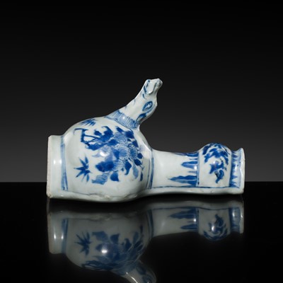 Lot 171 - A BLUE AND WHITE FLATBACK KENDI, TRANSITIONAL PERIOD, FROM THE HATCHER CARGO