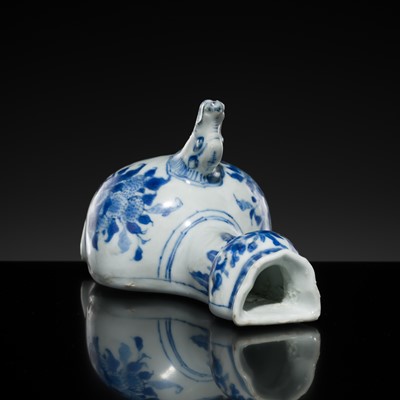 Lot 171 - A BLUE AND WHITE FLATBACK KENDI, TRANSITIONAL PERIOD, FROM THE HATCHER CARGO