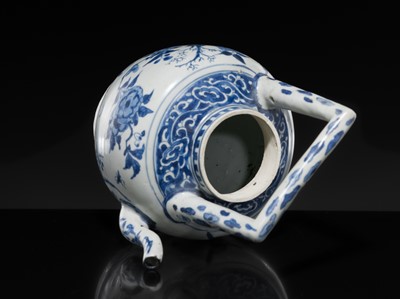 Lot 173 - A BLUE AND WHITE TEAPOT AND COVER, TRANSITIONAL PERIOD, FROM THE HATCHER CARGO