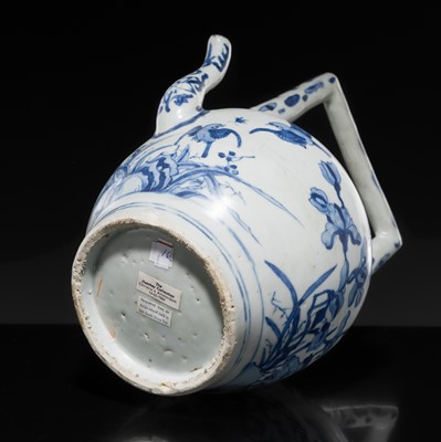 Lot 173 - A BLUE AND WHITE TEAPOT AND COVER, TRANSITIONAL PERIOD, FROM THE HATCHER CARGO