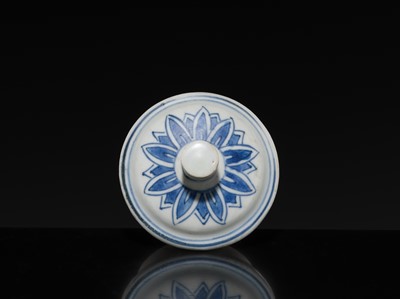 Lot 173 - A BLUE AND WHITE TEAPOT AND COVER, TRANSITIONAL PERIOD, FROM THE HATCHER CARGO