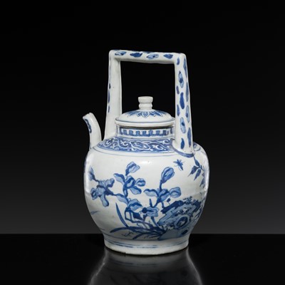 Lot 173 - A BLUE AND WHITE TEAPOT AND COVER, TRANSITIONAL PERIOD, FROM THE HATCHER CARGO