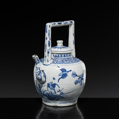Lot 173 - A BLUE AND WHITE TEAPOT AND COVER, TRANSITIONAL PERIOD, FROM THE HATCHER CARGO