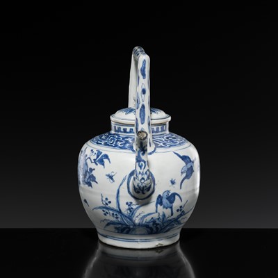 Lot 173 - A BLUE AND WHITE TEAPOT AND COVER, TRANSITIONAL PERIOD, FROM THE HATCHER CARGO