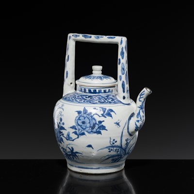 Lot 173 - A BLUE AND WHITE TEAPOT AND COVER, TRANSITIONAL PERIOD, FROM THE HATCHER CARGO