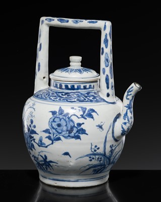 Lot 173 - A BLUE AND WHITE TEAPOT AND COVER, TRANSITIONAL PERIOD, FROM THE HATCHER CARGO