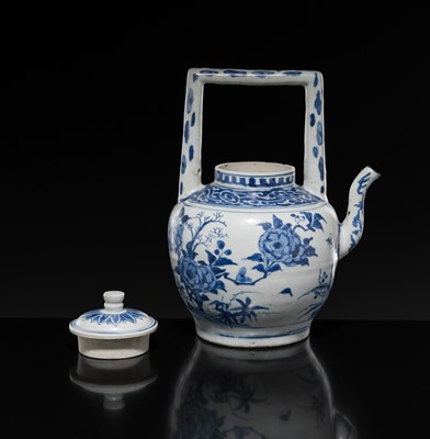 Lot 173 - A BLUE AND WHITE TEAPOT AND COVER, TRANSITIONAL PERIOD, FROM THE HATCHER CARGO
