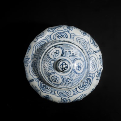 Lot 156 - A BLUE AND WHITE ‘FLORAL’ LOBED JAR AND COVER, WANLI PERIOD