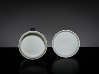 Lot 168 - A BLUE AND WHITE ‘MYTHICAL BEASTS AND HUNDRED BOYS’ DRUM-FORM BOX AND COVER, KANGXI PERIOD