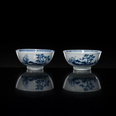 Lot 179 - A PAIR OF BLUE AND WHITE BOWLS, QIANLONG PERIOD, FROM THE NANKING CARGO